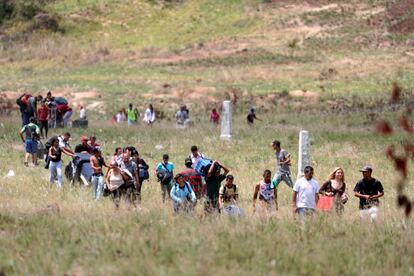 Un grupo de personas trata de cruzar la frontera entre Venezuela y Brasil por Pacaraima.