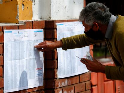 Un hombre busca su nombre fuera de un colegio electoral durante las elecciones legislativas primarias, en Buenos Aires, Argentina, el 12 de septiembre.