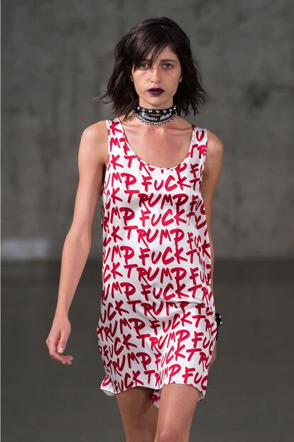 En la semana de la moda de Nueva York del pasado mes de septiembre, la firma de jeans R13 también recurrió a la ideología política para lanzar un mensaje simple y efectivo en forma de graffiti: Fuck Trump.