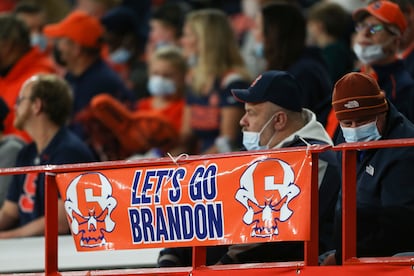 Vamos, Brandon en la barandilla de un partido de fútbol americano universitario de la NCAA, Nueva York