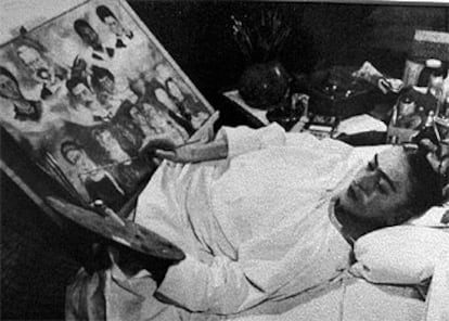 Frida Kahlo pasó buena parte de su vida postrada en una cama, padeciendo constantemente horribles dolores que le atormentaban debido a su poliomielitis. En la imagen, Frida pinta un árbol genealógico de su familia desde la cama de un hospital, en 1950.