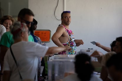 Varias personas votan en el CEIP Els Tamarells (Palma de Mallorca), este domingo.