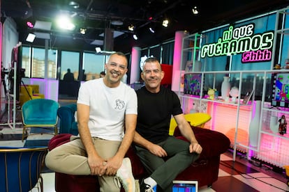 Los creadores de 'Sálvame', Óscar Cornejo, a la izquierda, y Adrián Madrid, posan durante una entrevista con EL PAÍS.