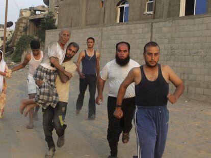 Vecinos corren a refugiarse durante un bombardeo en Rafah, al sur de la Franja