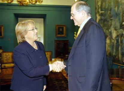 Imagen del encuentro de Craig Mundie, de Microsoft, con la presidenta chilena Michelle Bachelet, que precedió a la firma del acuerdo que llevó a cabo el titular de Economía, Alejandro Ferreiro