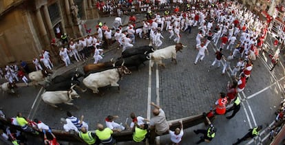 Los toros de la ganader&iacute;a madrile&ntilde;a de Victoriano del R&iacute;o, a su paso por la Plaza Consistorial durante el sexto encierro de los Sanfermines 2017. 