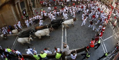 Los toros de la ganadería madrileña de Victoriano del Río, a su paso por la Plaza Consistorial durante el sexto encierro de los Sanfermines 2017.