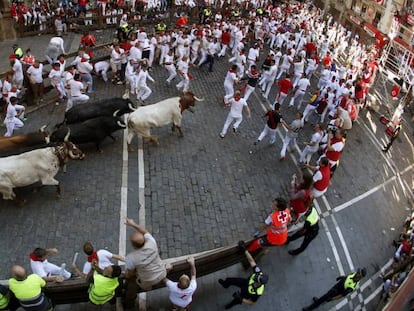 Los toros de la ganader&iacute;a madrile&ntilde;a de Victoriano del R&iacute;o, a su paso por la Plaza Consistorial durante el sexto encierro de los Sanfermines 2017. 