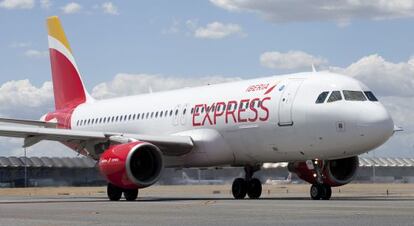 Airbus A320 de Iberia Express, en el aeropuerto de Adolfo Su&aacute;rez Madrid-Barajas.