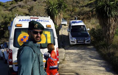 La Guardia Civil se hizo cargo de la operación de rescate. Numerosos efectivos de este cuerpo de seguridad formaron un dispositivo policial alrededor de la finca donde se ubica el agujero por el que se precipitó el niño. En la foto, los servicios de emergencia durante la búsqueda de Julen.