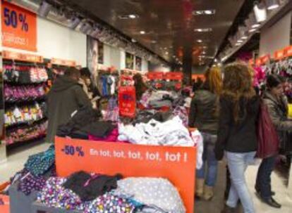 Rebajas en una tienda de ropa en Barcelona.