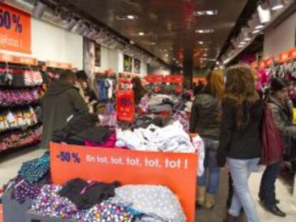 Rebajas en una tienda de ropa en Barcelona.