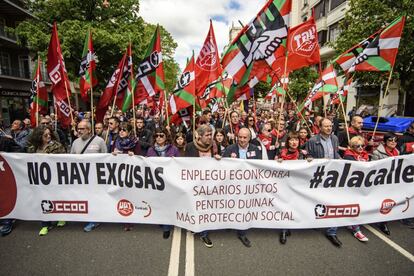 Unai Sordo (i), secretario general de CC OO Euskadi, y Raúl Arza (d), secretario general de UGT Euskadi, han encabezado la manifestación del primero de mayo, bajo el lema "No hay excusas, (empleo estable, salarios justos, pensiones dignas y más protección social) Aitzakiarik ez".