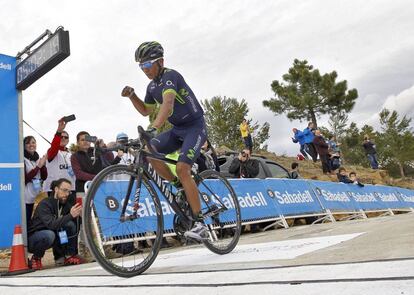Nairo Quintana cruza ganador la línea de meta en Mas de la Costa.