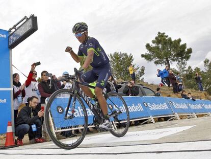 Nairo Quintana cruza ganador la l&iacute;nea de meta en Mas de la Costa.