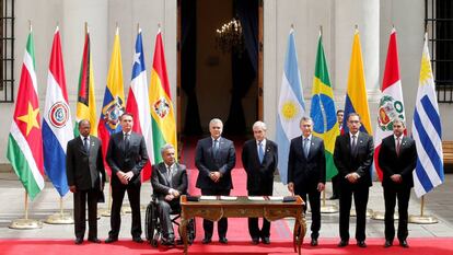 Os presidentes de Argentina, Brasil, Colômbia, Equador, Peru, Paraguai e Chile e o embaixador da Guiana George Talbot em reunião do Prosul.