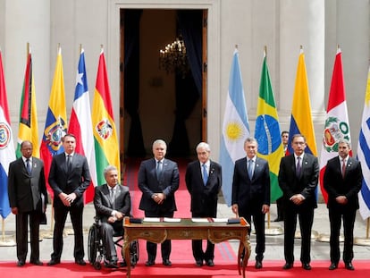 Os presidentes de Argentina, Brasil, Colômbia, Equador, Peru, Paraguai e Chile e o embaixador da Guiana George Talbot em reunião do Prosul.