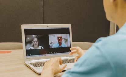 Un voluntario de CaixaBank, en una actividad online con personas con discapacidad.
