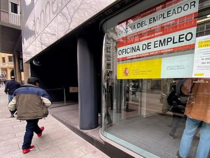 Un trabajador entrando a una oficina pública de empleo en la Comunidad de Madrid.