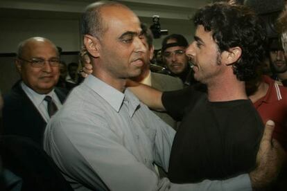 Emilio Morenatti es recibido con un abrazo por el traductor y conductor de la AP, Majed Hamdan, después de su estancia en la oficina del Presidente de la Autoridad Nacional Palestina, donde acudió tras ser liberado.