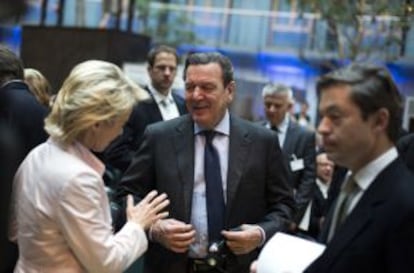 La ministra alemana de Trabajo, Ursula von der Leyen habla con el excanciller Gerhard Schroeder. A la derecha, Nicolas Berggruen.