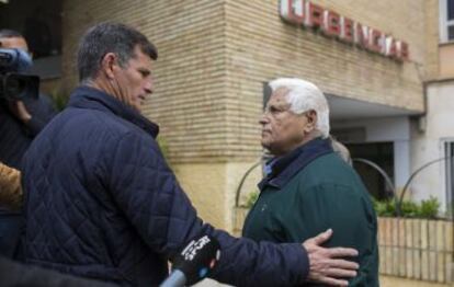 Los presidentes del Alhaurín y el Palo, a las puertas del Hospital Carlos Haya.