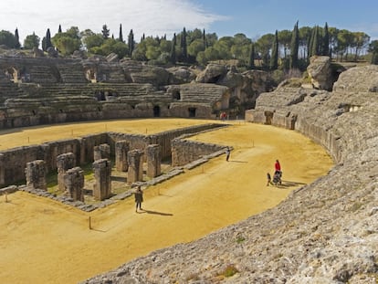 Anfiteatro de las ruinas romanas de Itálica, en Santiponce (Sevilla).