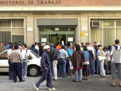 La regularización ayuda a la integración de los inmigrantes.