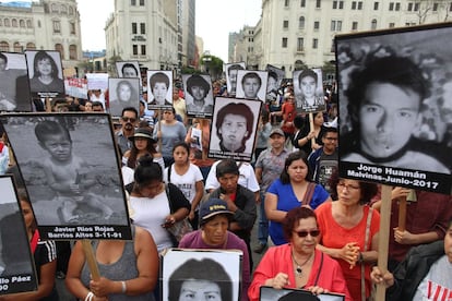 La marcha más multitudinaria, con unas 6.000 personas, se celebró en Lima y terminó con al menos un detenido por la Policía, cuyos agentes intentaron dispersar la movilización con gases lacrimógenos a pesar de que se realizaba de manera pacífica. En la imagen, manifestantes portan imágenes de la víctimas durante la marcha en Perú.