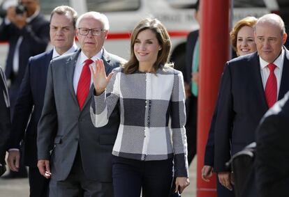 La reina Letizia, en compañía del secretario de Salud de México, José Narro Robles (segundo por la izquierda), visita un centro de la Cruz Roja en Ciudad de México.