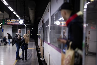 Pasajeros en el andén para coger un tren de Rodalies, este martes.