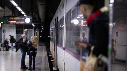 Pasajeros en el andén para coger un tren de Rodalies, este martes.