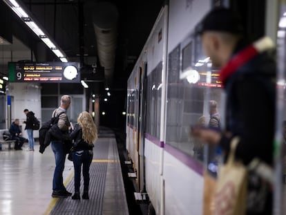 Pasajeros en el andén para coger un tren de Rodalies, este martes.