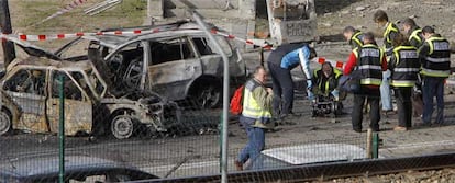 Varios agentes revisan los fragmentos dejados por la explosión del coche bomba.