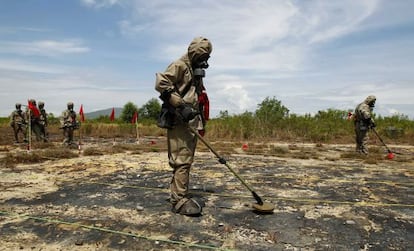 Un grupo de soldados, durante las tareas de detecci&oacute;n del agente naranja en Danang.