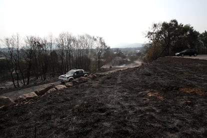 Un vehículo de la guardia civil en una zona calcinada de Carucedo (León), este lunes. 