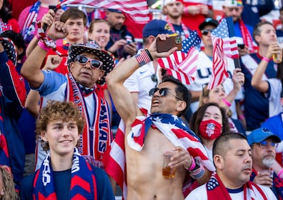 Aficionados de la selección de Estados Unidos apoyan a su equipo durante un partido clasificatorio a la Copa Mundial 2022, en la ciudad de Orlando.