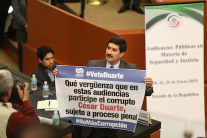 Javier Corral, entonces senador, despliega una pancarta en el Congreso federal, en enero de 2015.