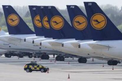 Aviones de la compañía aérea alemana Lufthansa, permanecen aparcados en la plataforma de estacionamiento del aeropuerto de Dusseldorf en Alemania, el 3 de abril de 2014. Los pilotos de Lufthansa secundan hoy la segunda jornada de la mayor huelga en la historia de la empresa alemana, que se prolongará hasta el viernes a medianoche.