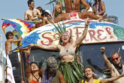 Manifestación de ecologistas ante el Pitaya Cancún Messe, sede de la Cumbre del Clima.