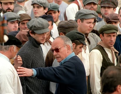 Mario Camus da órdenes a un grupo de extras durante el rodaje de la película 'La ciudad de los prodigios', en 1998. 