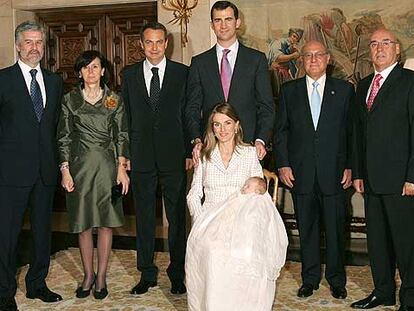 Los Príncipes, con su hija, posan con los presidentes del Congreso de los Diputados, del Tribunal Constitucional, del Gobierno, del Tribunal Supremo y del Senado (de izquierda a derecha).