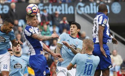 Albentosa remata de cabeza en el gol del Deportivo en Balaídos.