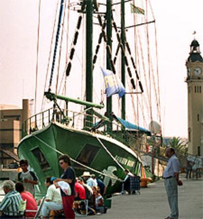 El <i>Rainbow Warrior</i>, atracado ayer en el puerto de Valencia.