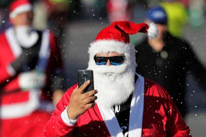 Homem vestido de Papai Noel em Monterrey (México), na semana passada.