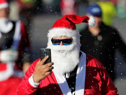 Homem vestido de Papai Noel em Monterrey (México), na semana passada.