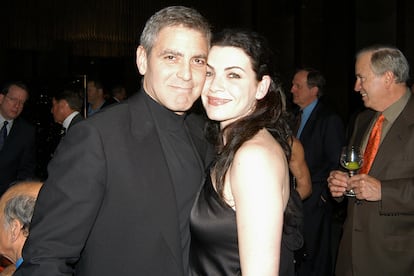 Julianna Margulies y George Clooney – “Le debo toda mi carrera a George Clooney”. La actriz de The Good Wife se hizo primero un nombre en la industria gracias a su trabajo en la serie Urgencias, que coprotagonizó durante varias temporadas con el actor. Sin embargo, en una primera versión del piloto, su personaje moría. A punto de aceptar un papel en otra serie, fue el propio Clooney quien la llamó para convencerla de volver a la ficción, ya que los productores decidieron resucitarla después de ver la química que existía entre ambos.