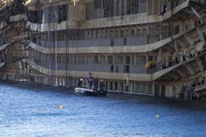 Una zodiac pasa junto al crucero Costa Concordia ya enderezado junto a la costa de la isla de Giglio en Italia el pasado 18 de septiembre de 2013. EFE/Archivo