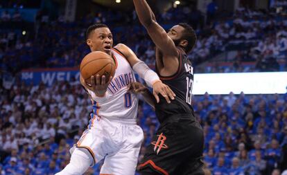 Westbrook trata de superar la oposición de Harden.