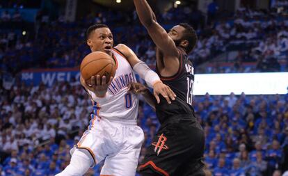 Westbrook trata de superar la oposici&oacute;n de Harden.